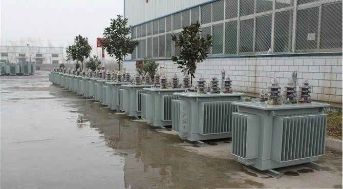 油浸式變壓器的保養(yǎng)如何去做？預(yù)防滲漏油：油浸式變壓器在油箱內(nèi)充滿變壓器油，裝配中依靠緊固件對(duì)耐油橡膠元件加壓而密封。
